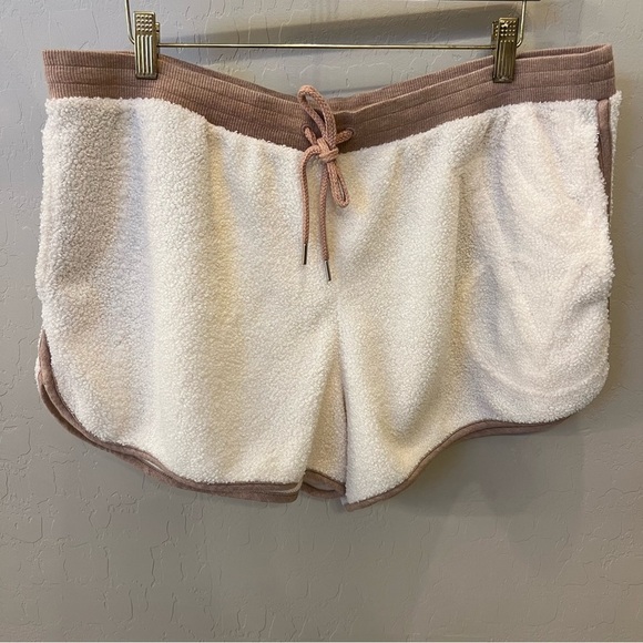 Victoria’s Secret LOGO Sherpa shorts, pull up elastic waist pockets XL - Picture 4 of 14